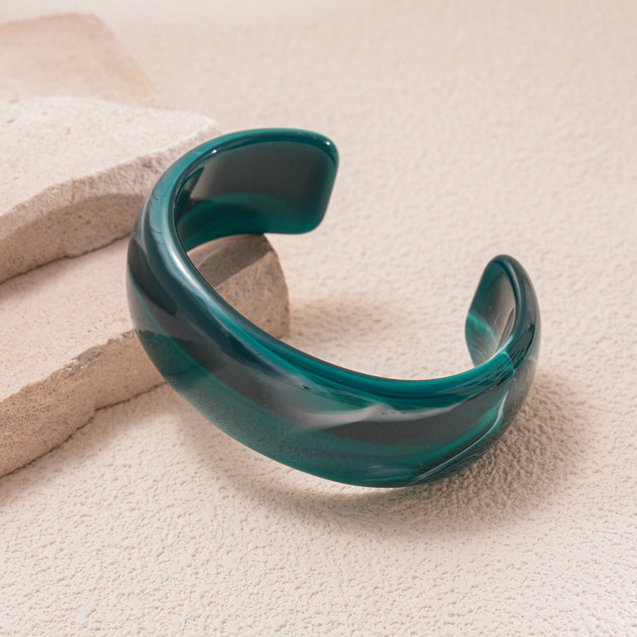 Bracelet ouvert en résine à motif vagues irrégulières