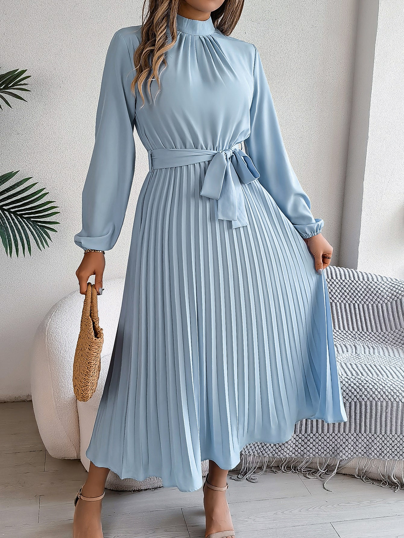 Robe longue plissée élégante à col montant