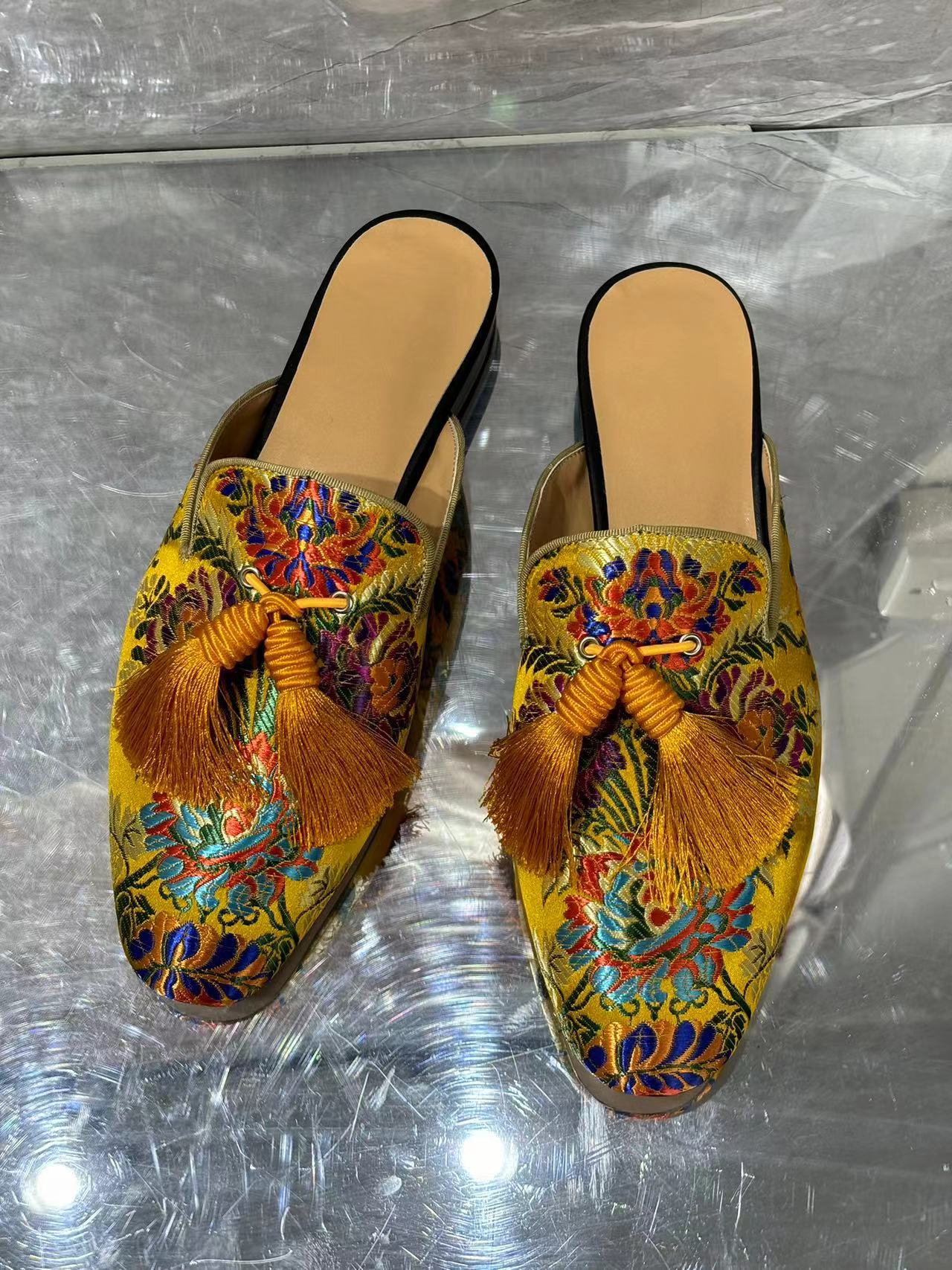 Chaussons pour hommes à pampilles avec broderie et doublure en peau de mouton