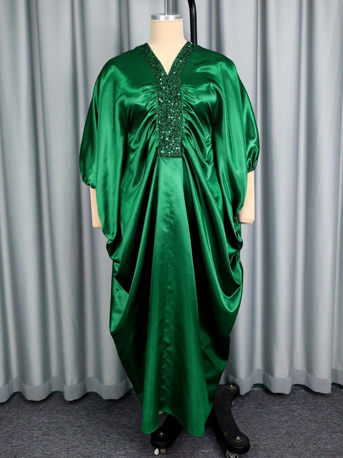 Habit:Robe de soirée à col en V et manches chauve-souris à sequins