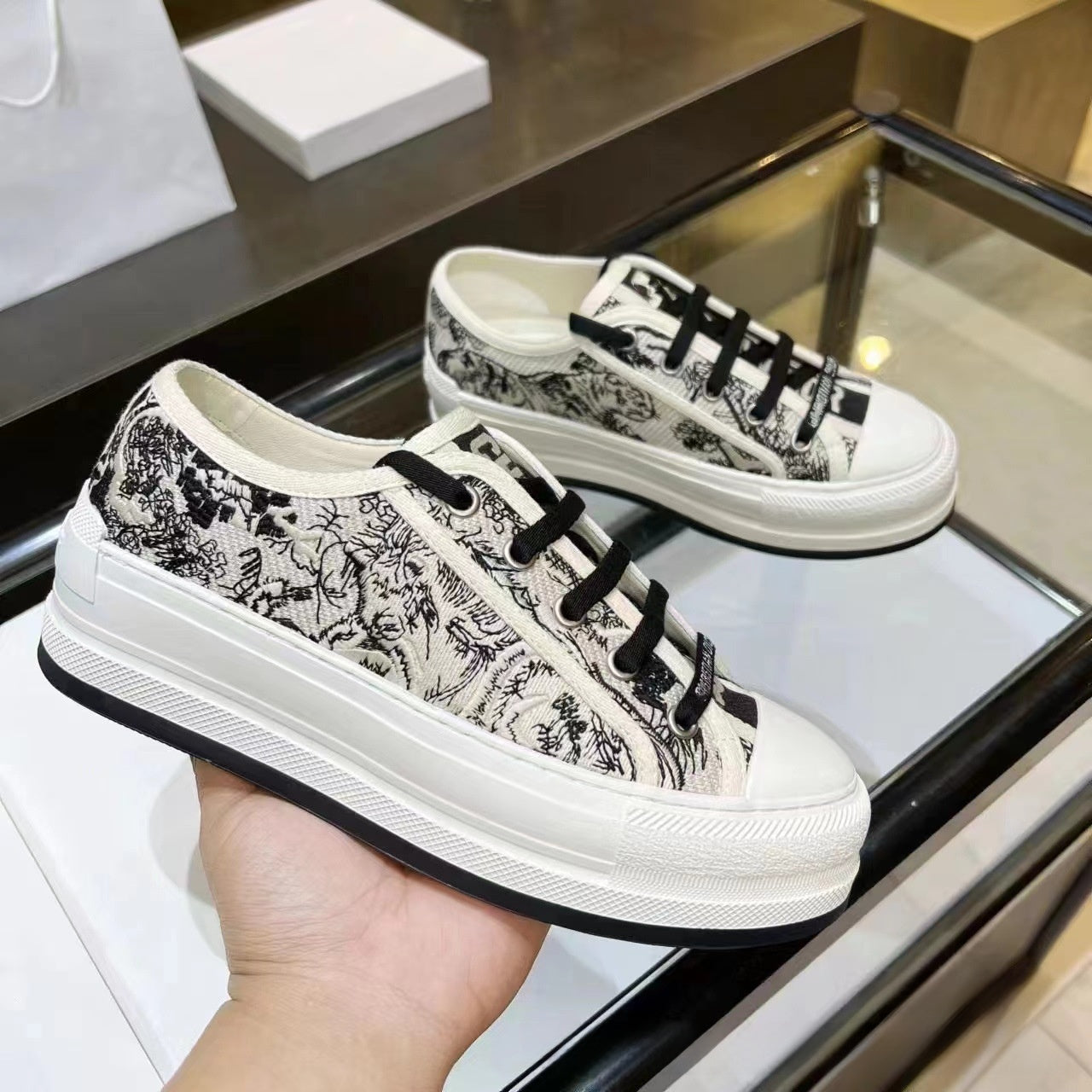 Baskets en toile brodée pour femmes avec semelle épaisse