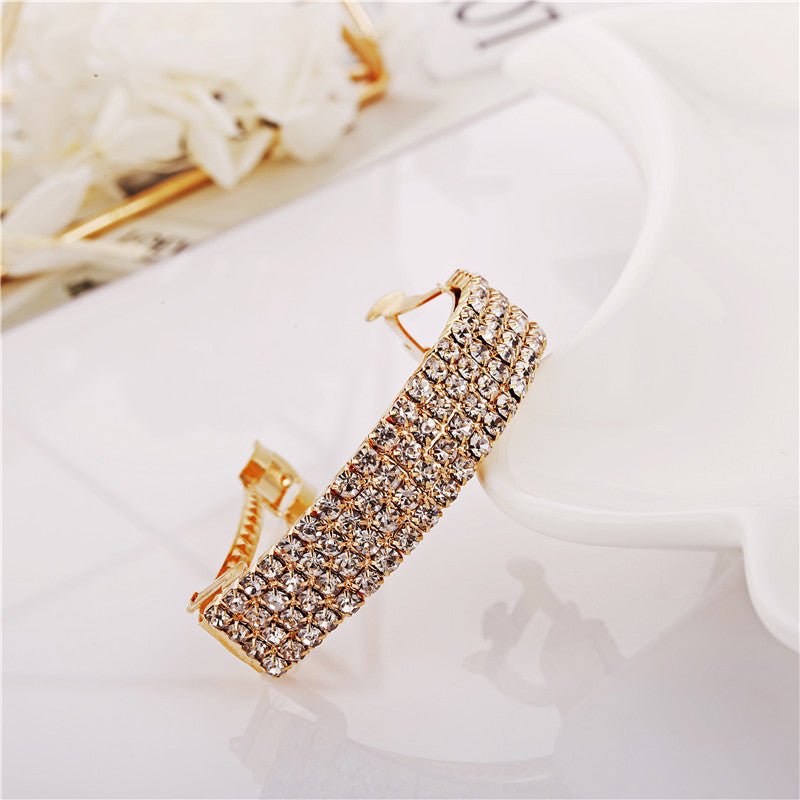 Une �pingle � cheveux incrust�e de diamants � l'arri�re de la t�te pour un look �l�gant