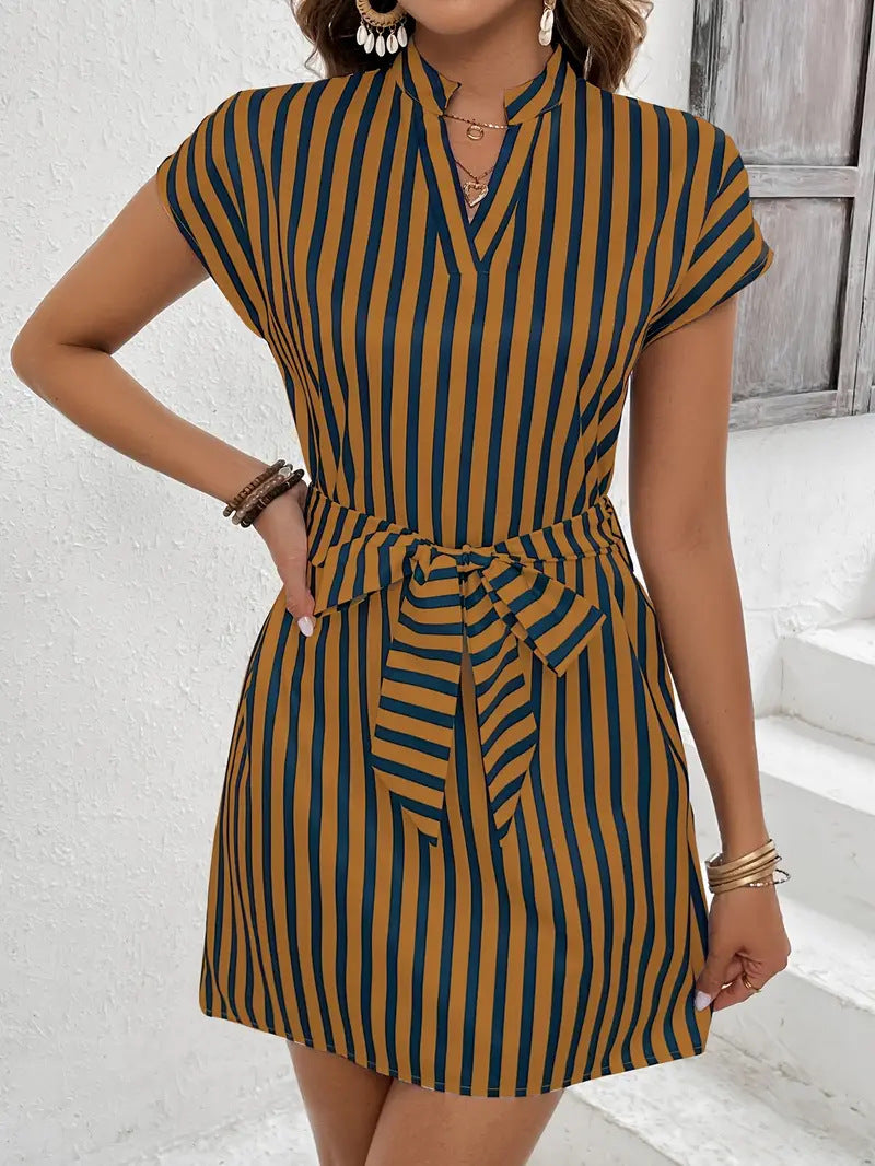 Robe rayée sans manches pour femmes avec ceinture