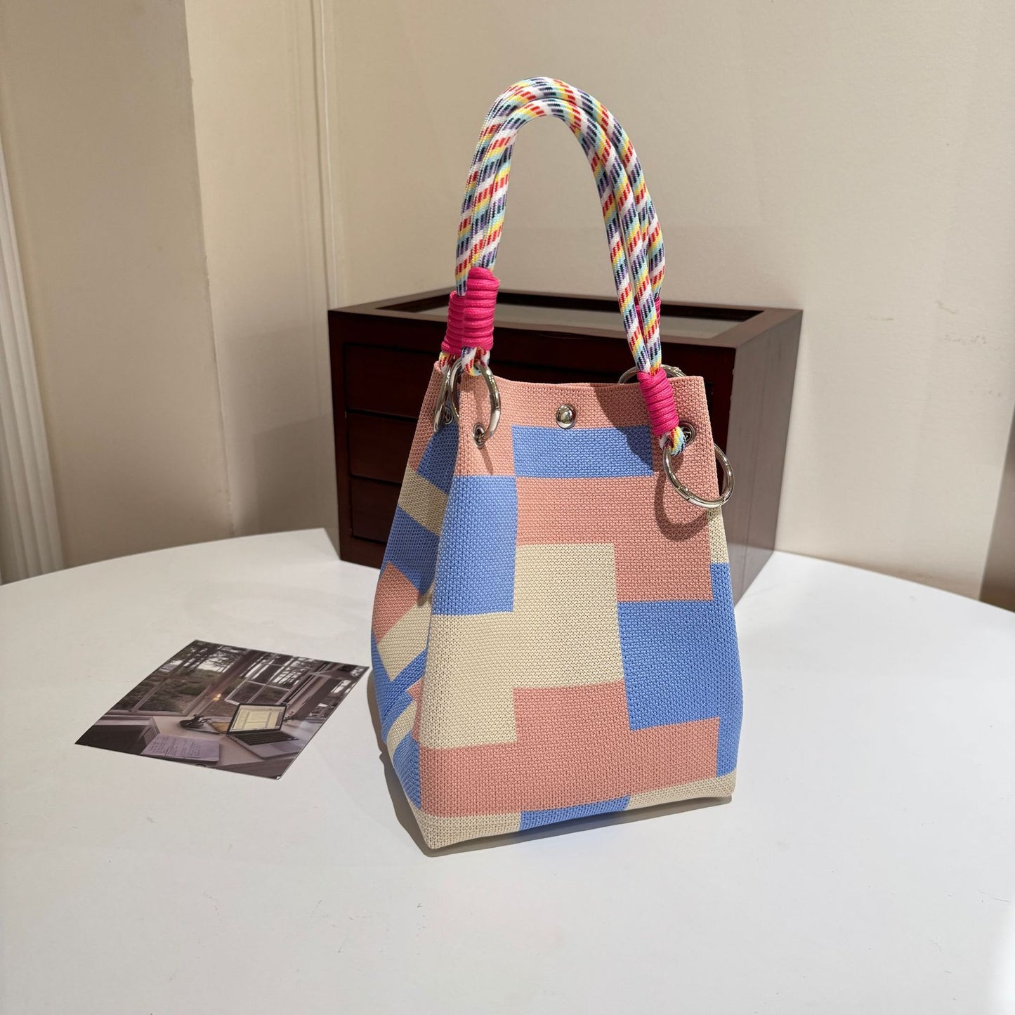 Sac à main tricoté avec boucle magnétique