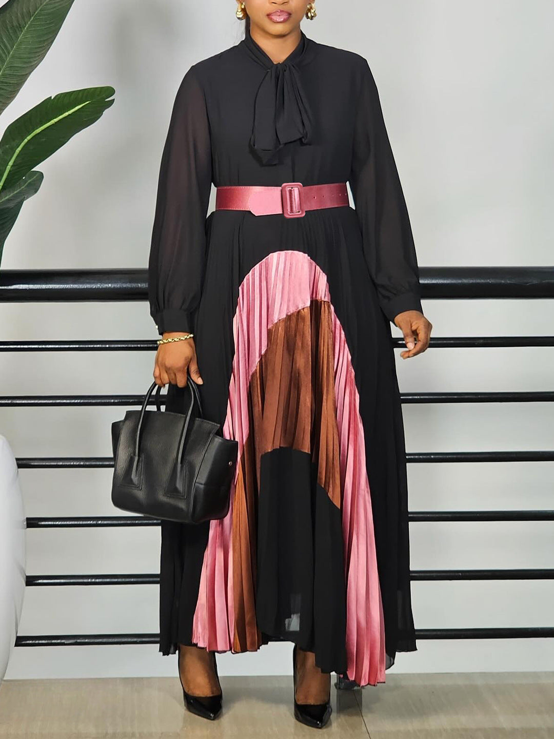 Robe plissée élégante avec ceinture