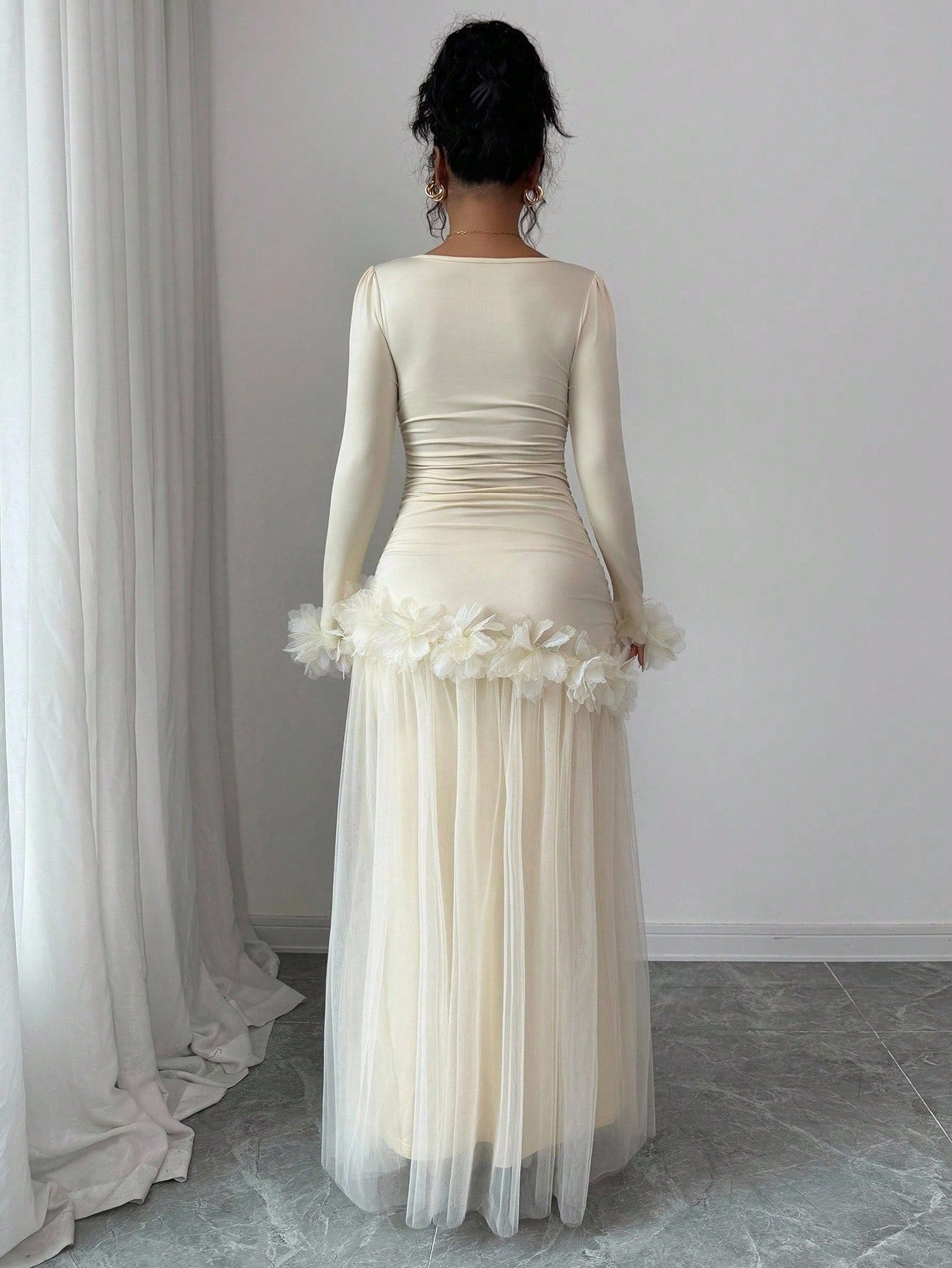 Robe florale élégante en tissu résille
