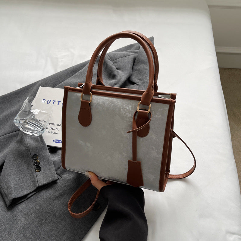 Sac à main en cuir tressé en forme de croissant