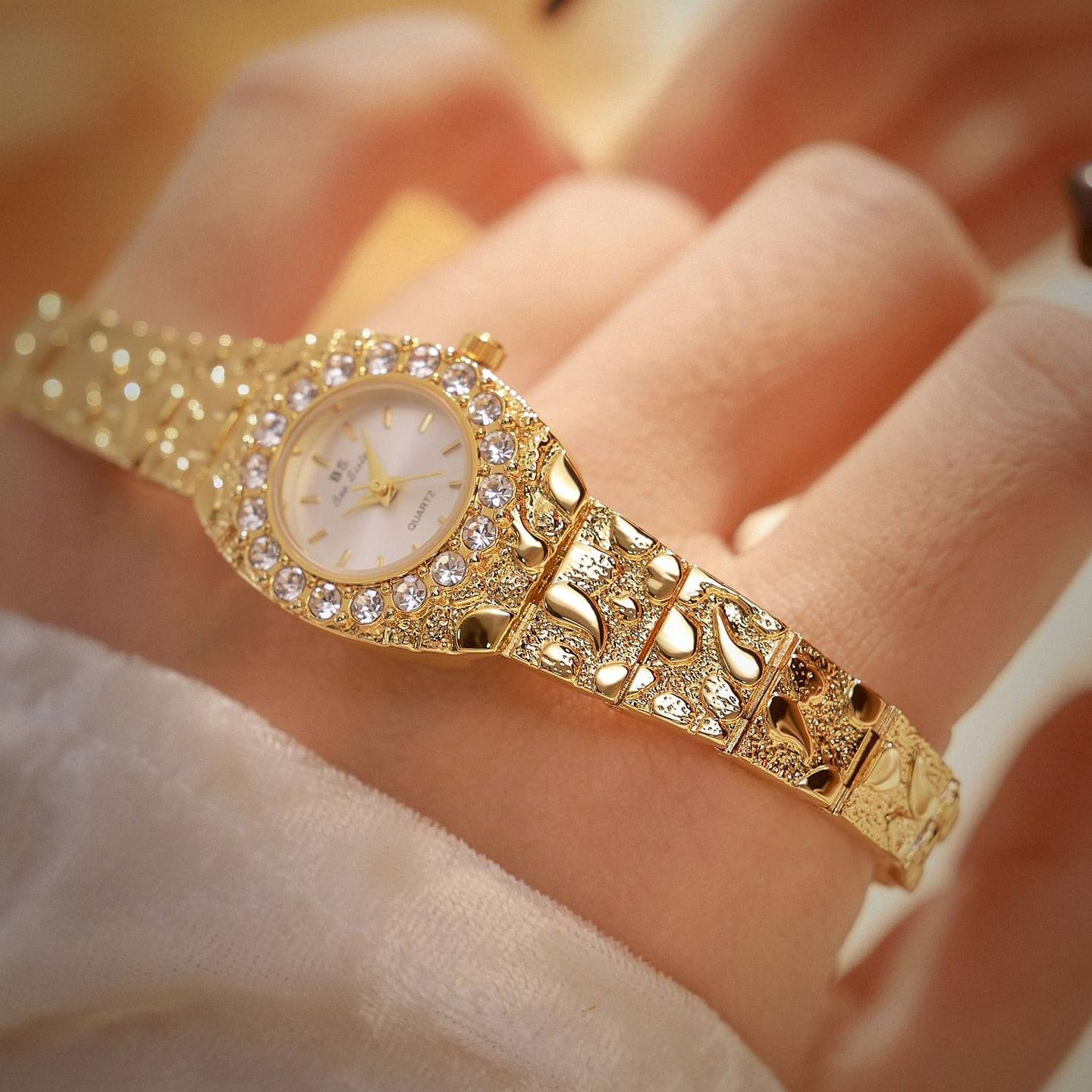 Montre quartz vintage pour femmes avec bracelet en alliage
