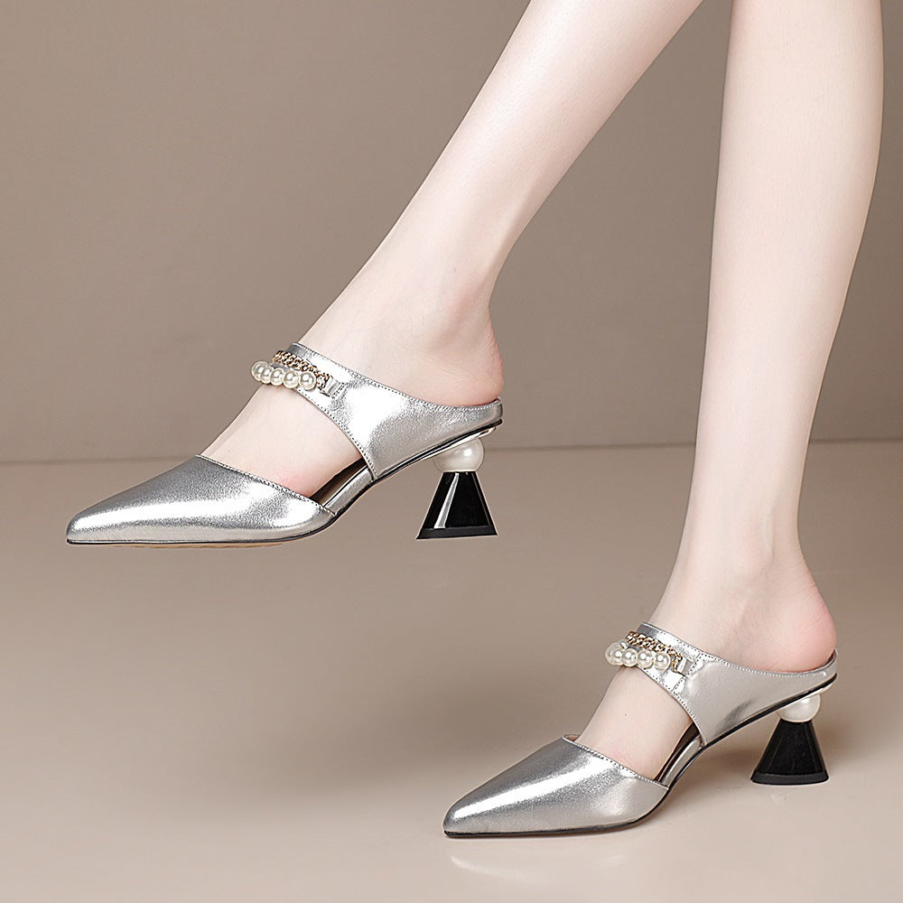Chaussures :Sandales a talons compenses et chaine de perles tendance