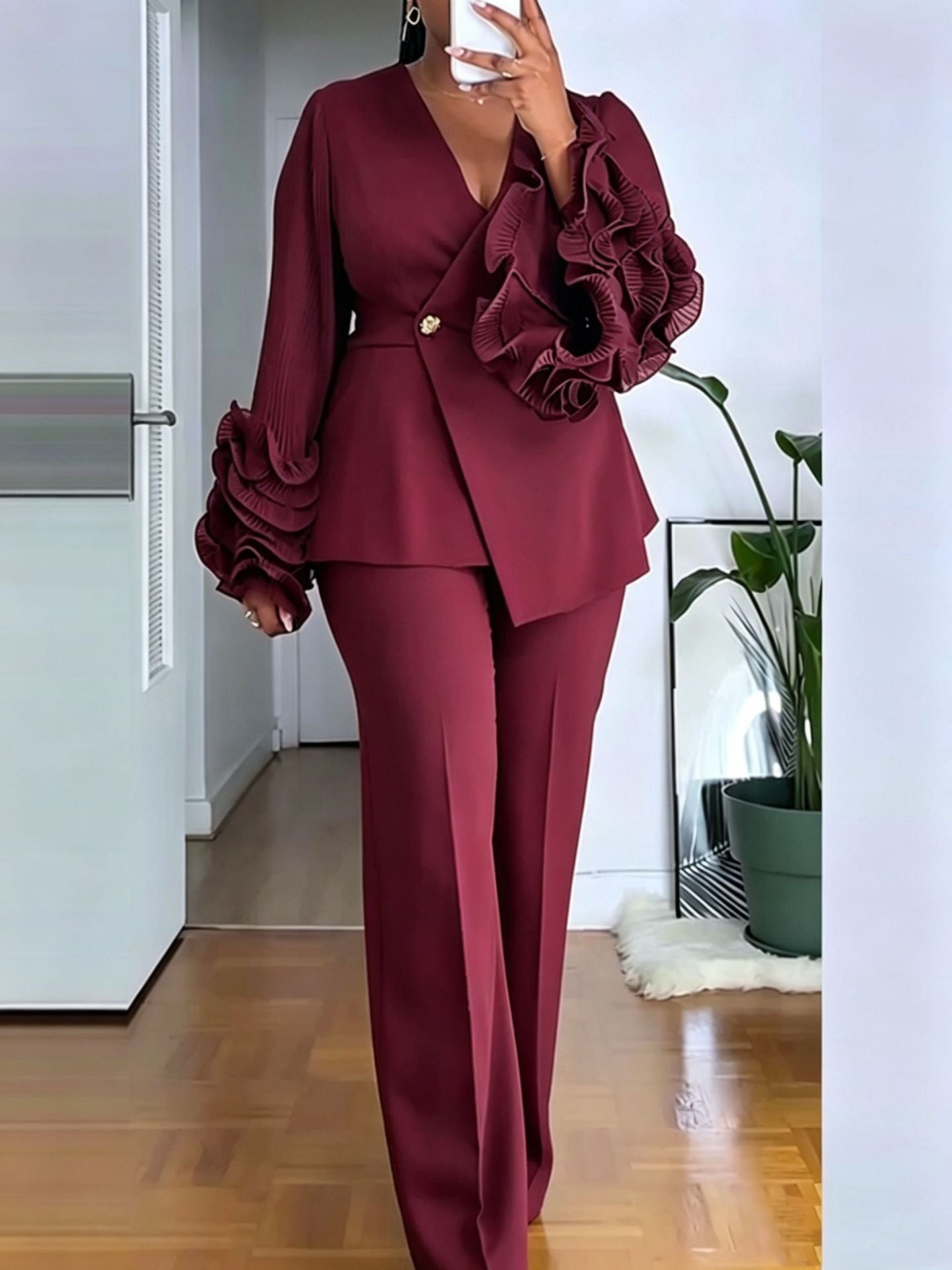 Habit :Tailleur de cérémonie pour femme avec ornement en dentelle