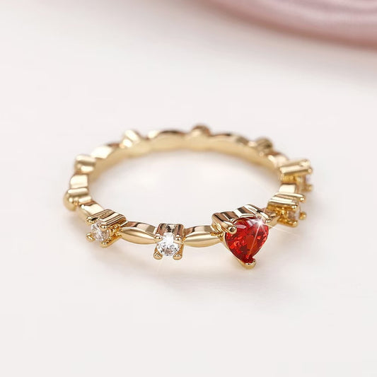 Bague en cuivre en forme de cœur avec incrustation rouge