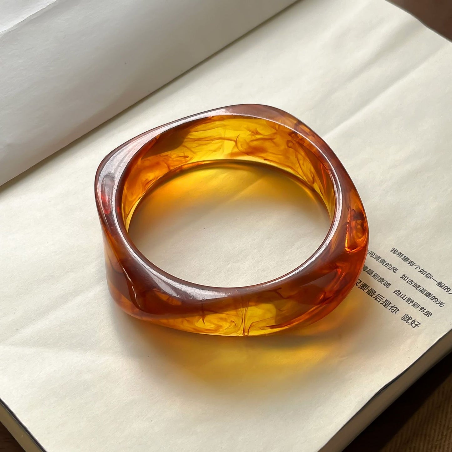 Bracelet géométrique irrégulier en résine pour femme