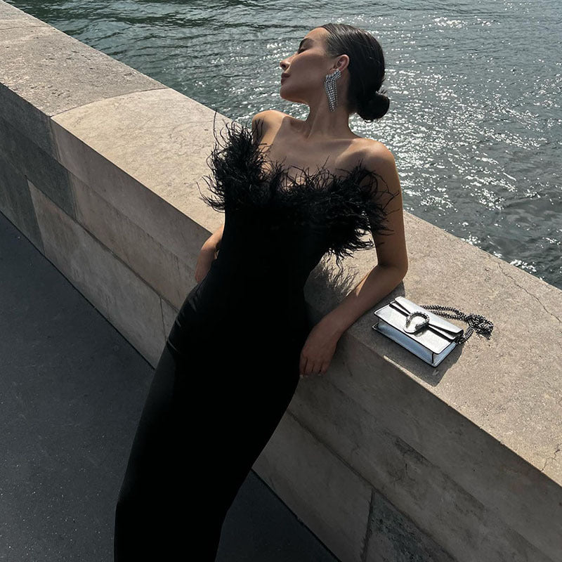 Robe moulante pour femme avec col en plumes