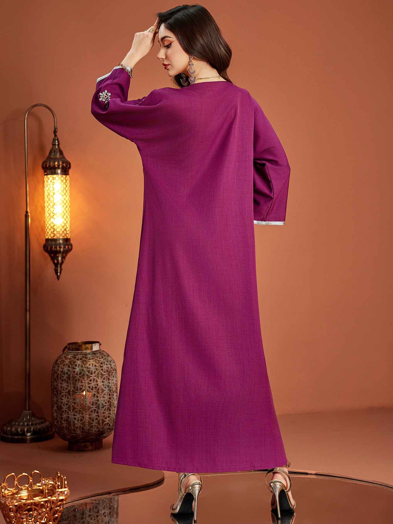 Robe à col en V ornée de perles et de sangles argentées