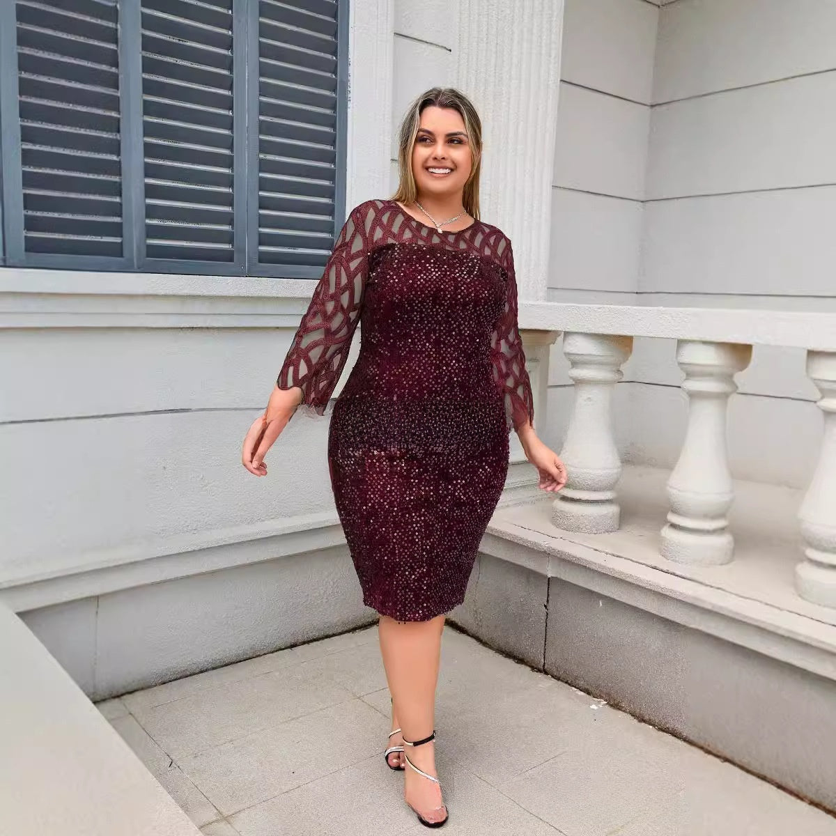 Habit :Robe élégante à sequins et empiècements en résille