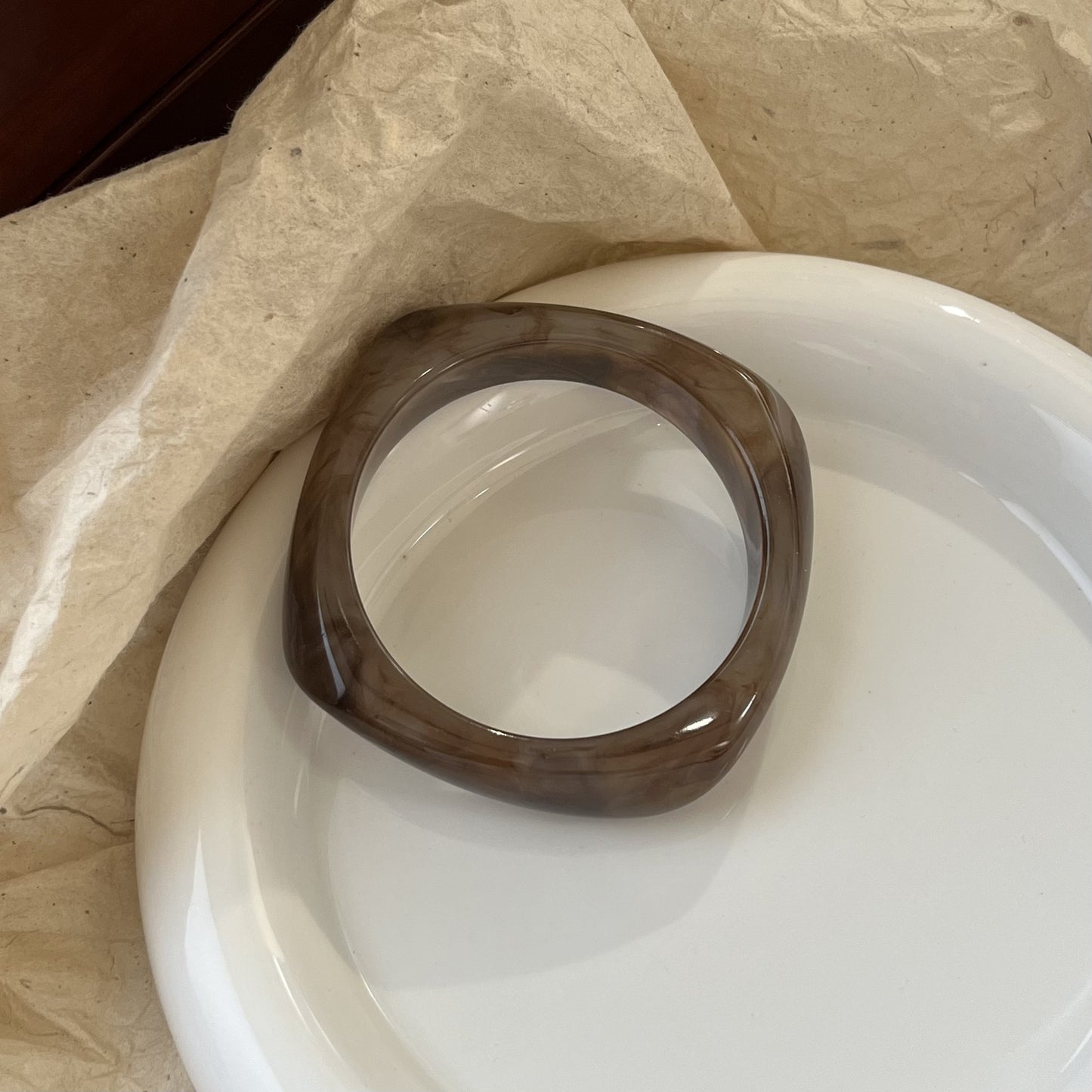 Bracelet géométrique irrégulier en résine pour femme