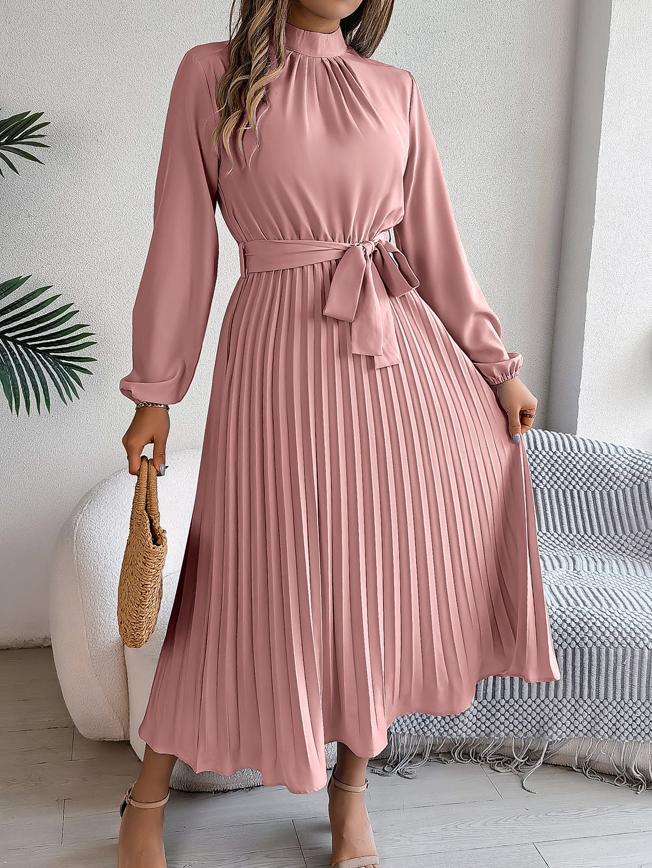 Robe longue plissée élégante à col montant