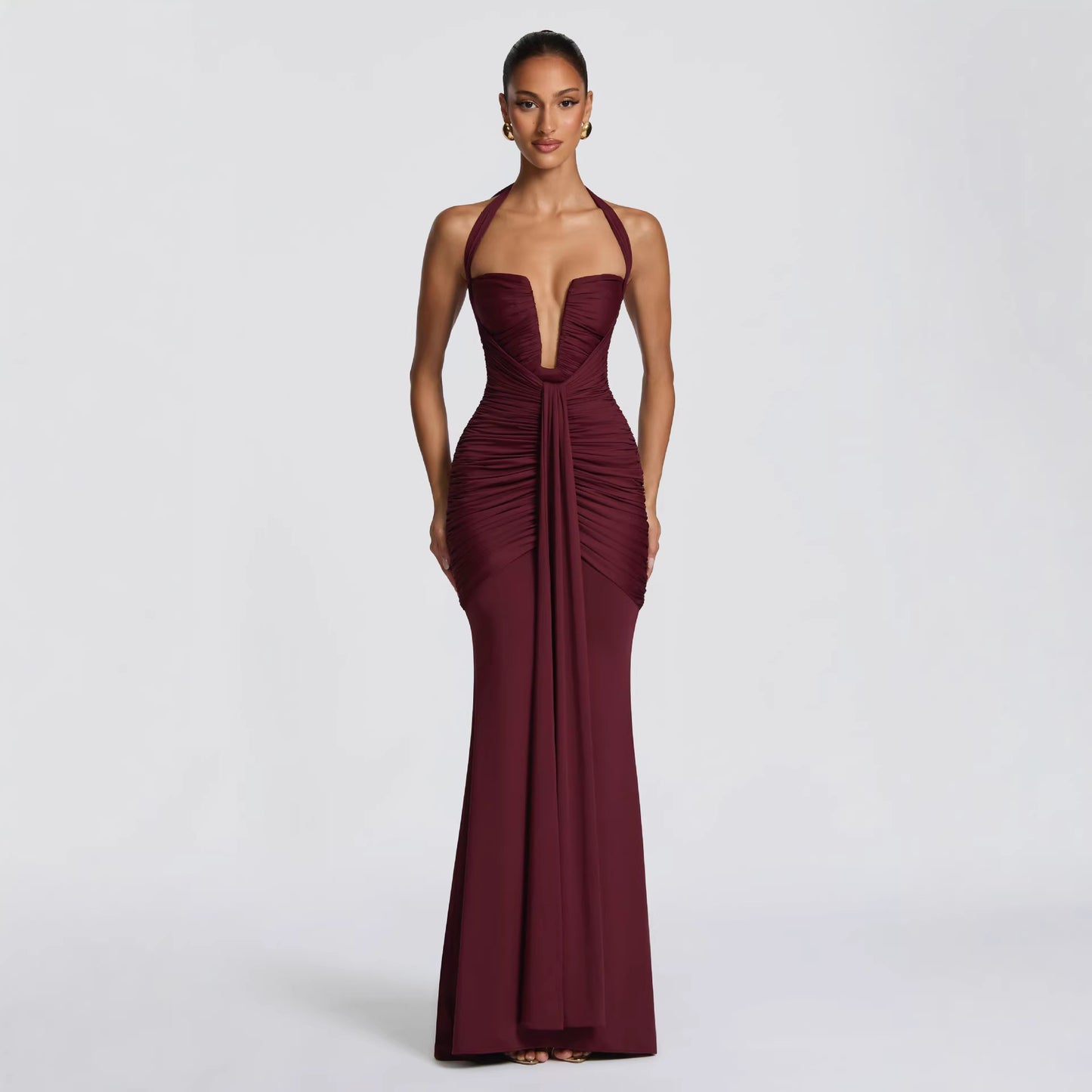 Robe moulante élégante dos nu à col halter