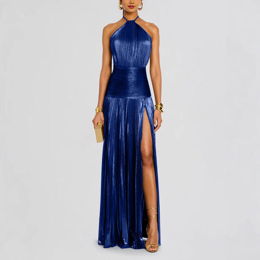 Robe longue métallique plissée à col licou avec fente et dos nu