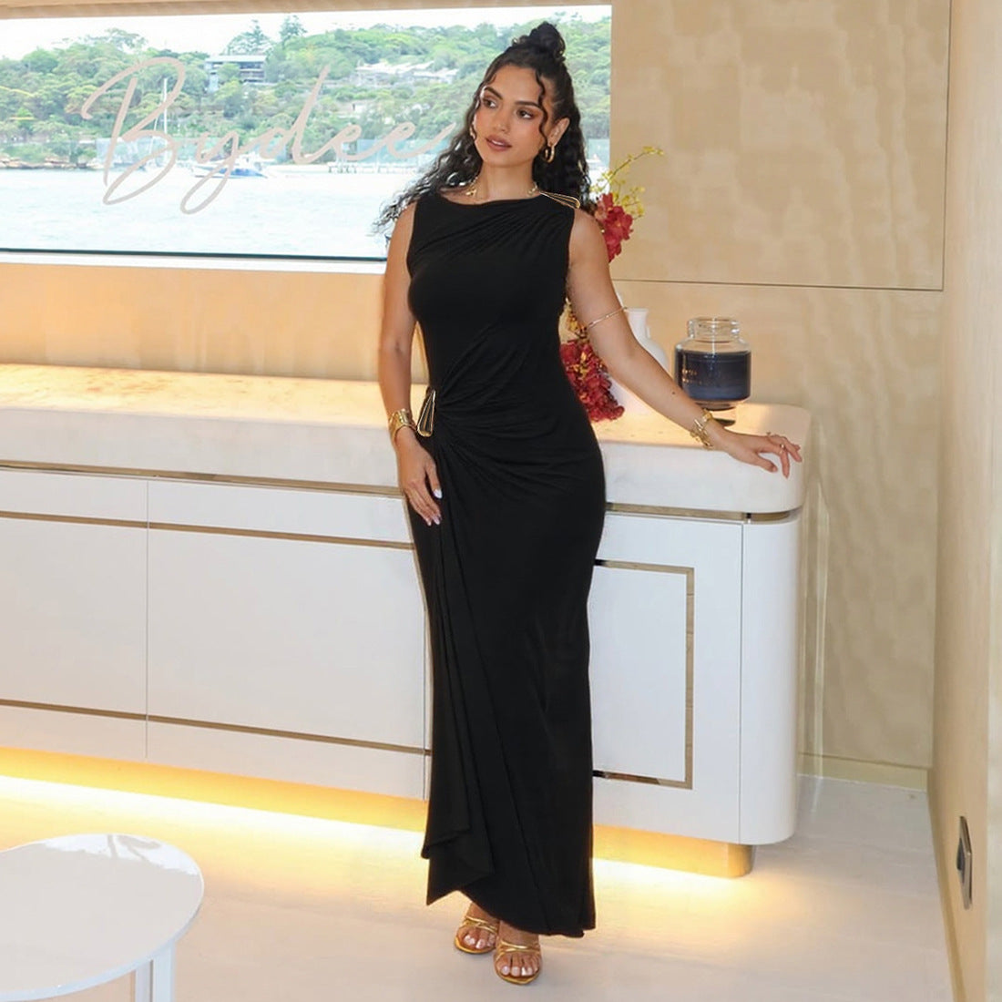 Robe ajustée pour femmes avec décoration en métal de couleur unie