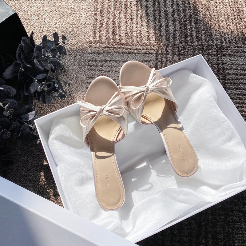 Chaussures :Sandales a talons hauts, bout rond et bout ouvert, ornees d'un neud papillon, style feerique et polyvalent.