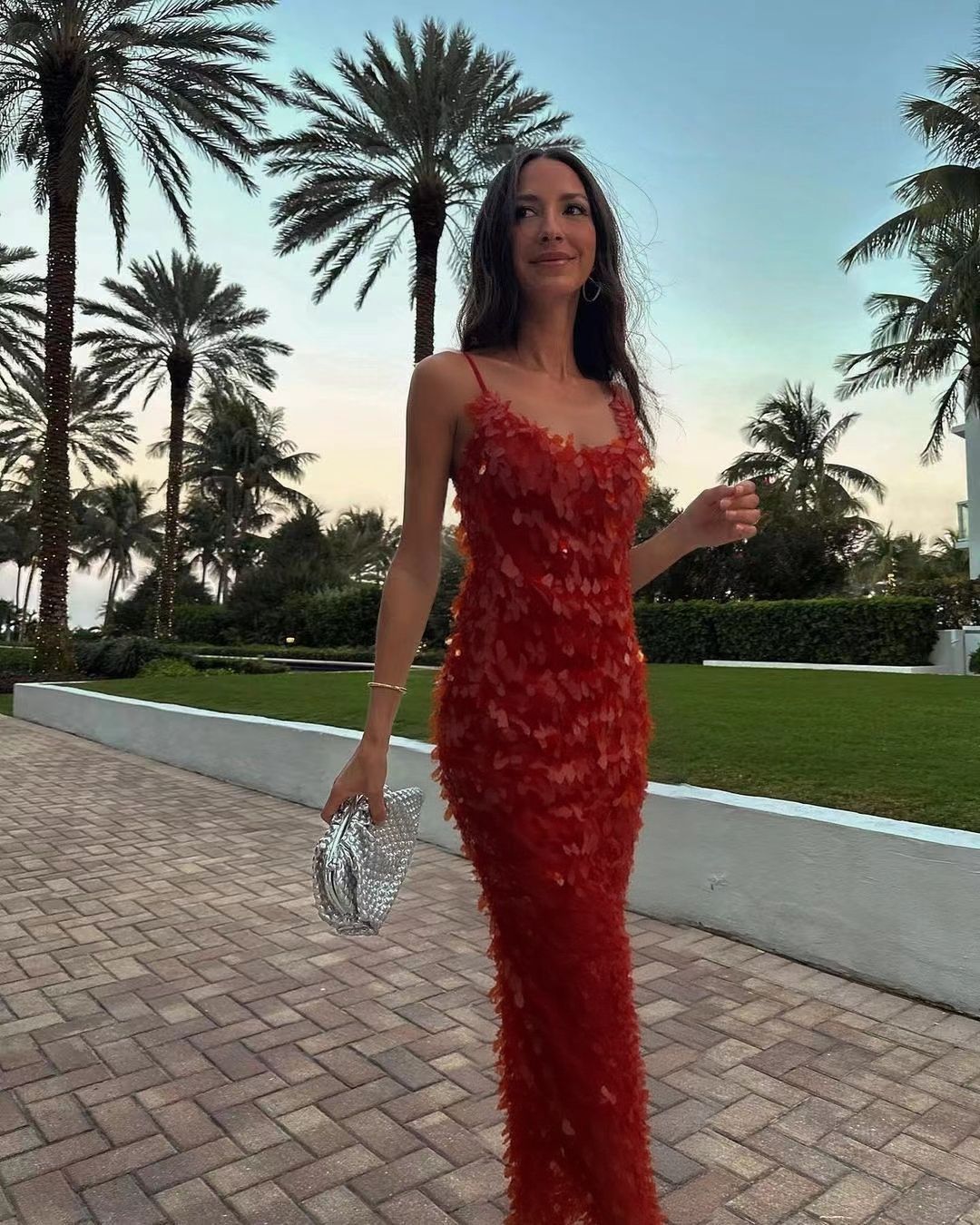 Robe longue dos nu à sequins