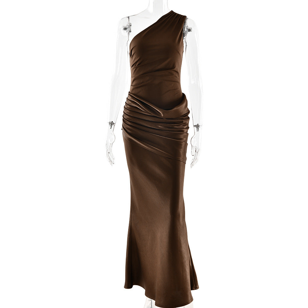 Robe longue en satin plissé à une épaule