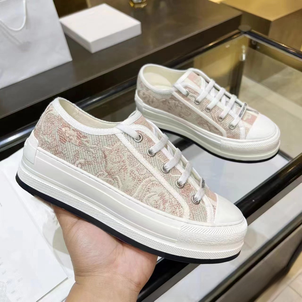 Baskets en toile brodée pour femmes avec semelle épaisse