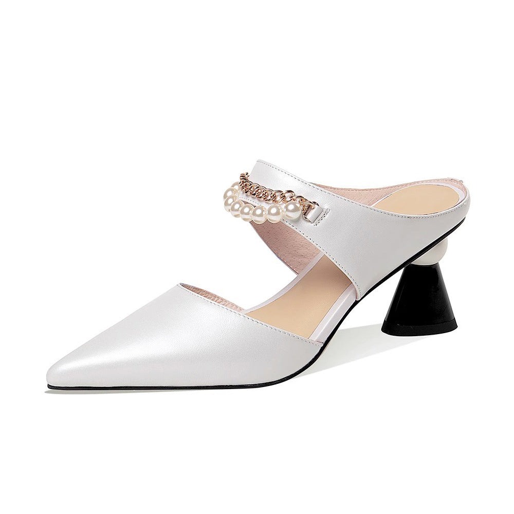 Chaussures :Sandales a talons compenses et chaine de perles tendance
