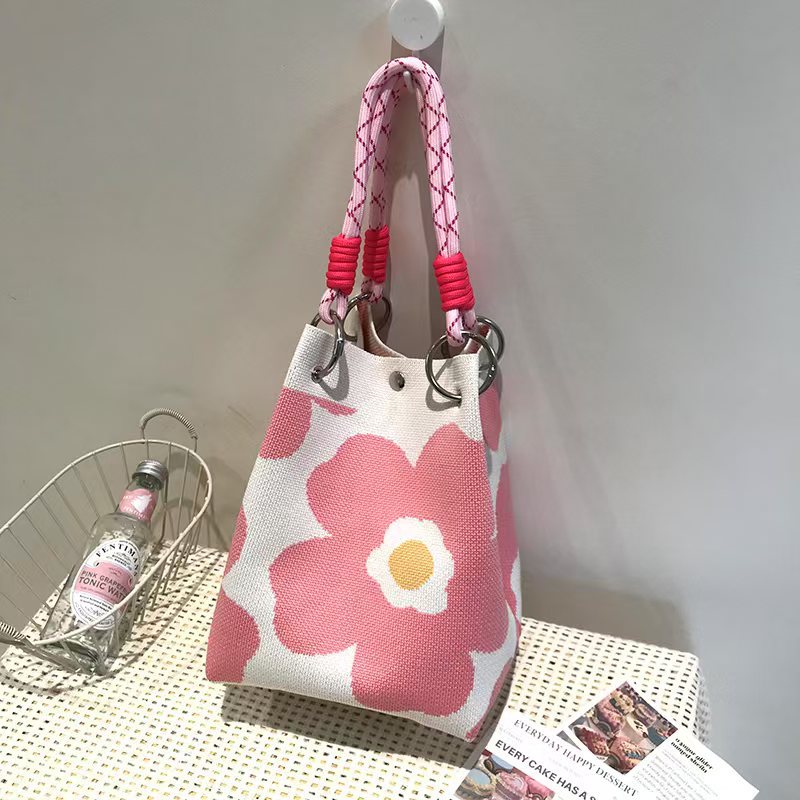 Sac à main tricoté avec boucle magnétique