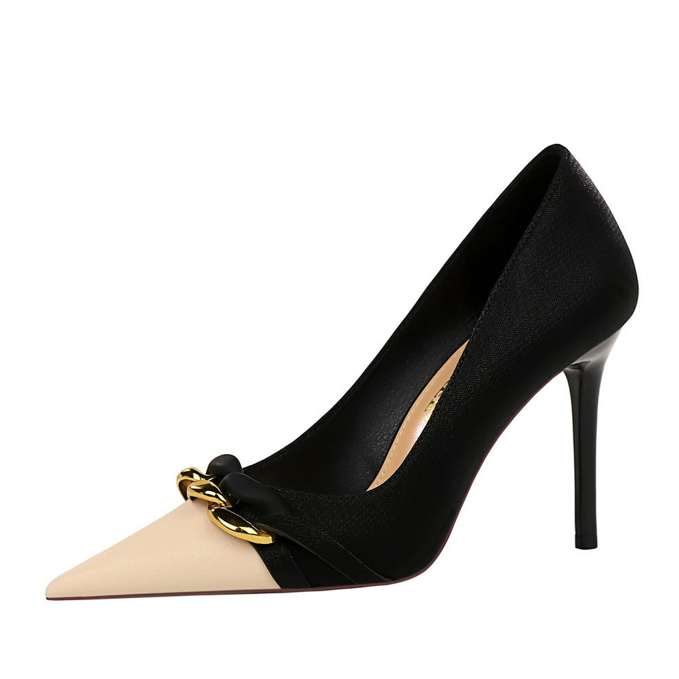 Escarpins pour femme, style color-block, à bout pointu et talons aiguilles, agrémentés d'une chaîne métallique