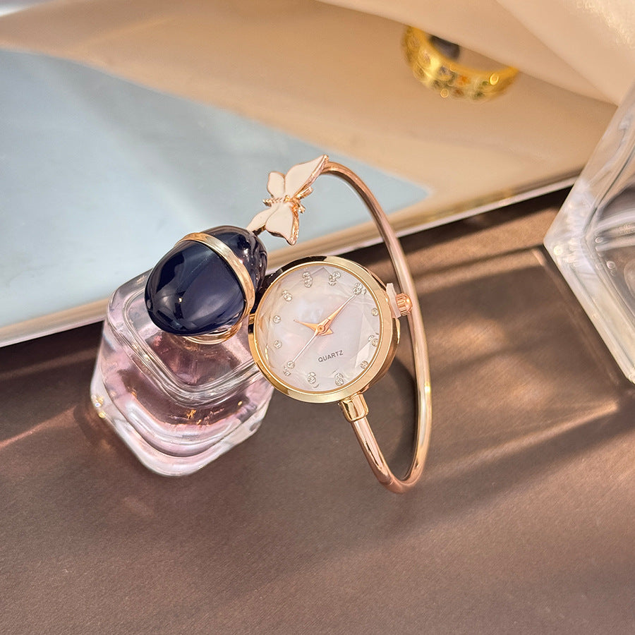 Montre en quartz à bracelet ouvert avec incrustation de diamants