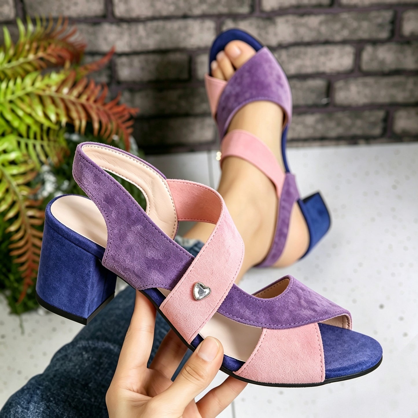 Sandales pour femmes à talon moyen en suède avec bout ouvert