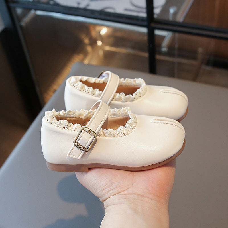 Petites chaussures en cuir pour filles