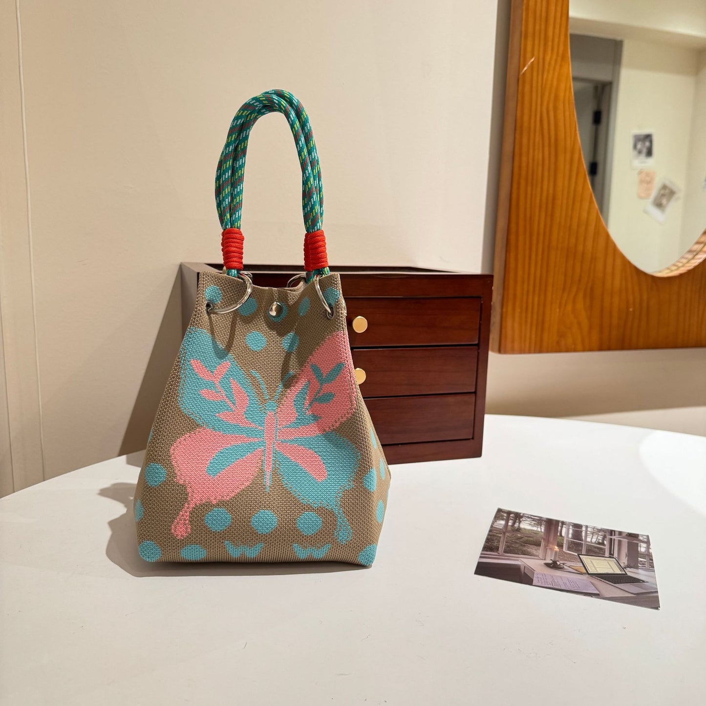 Sac à main tricoté avec boucle magnétique