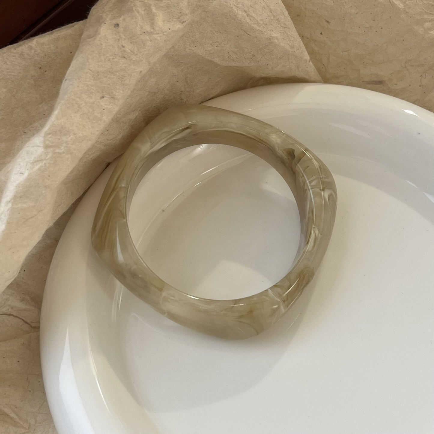Bracelet géométrique irrégulier en résine pour femme