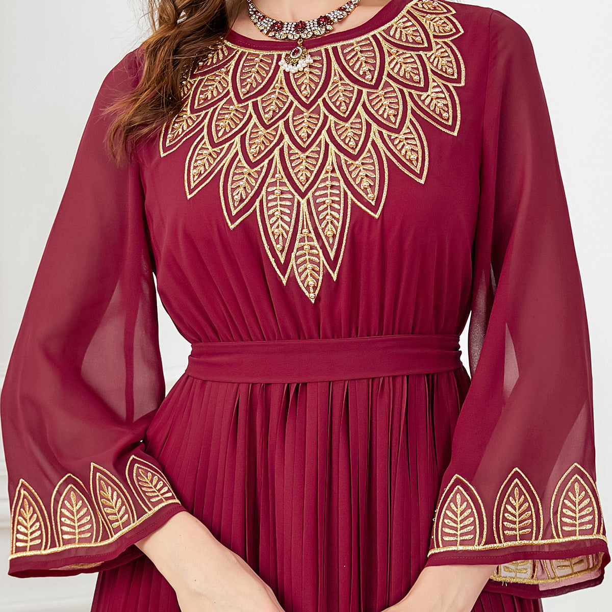 Robe en chiffon plissée brodée de perles