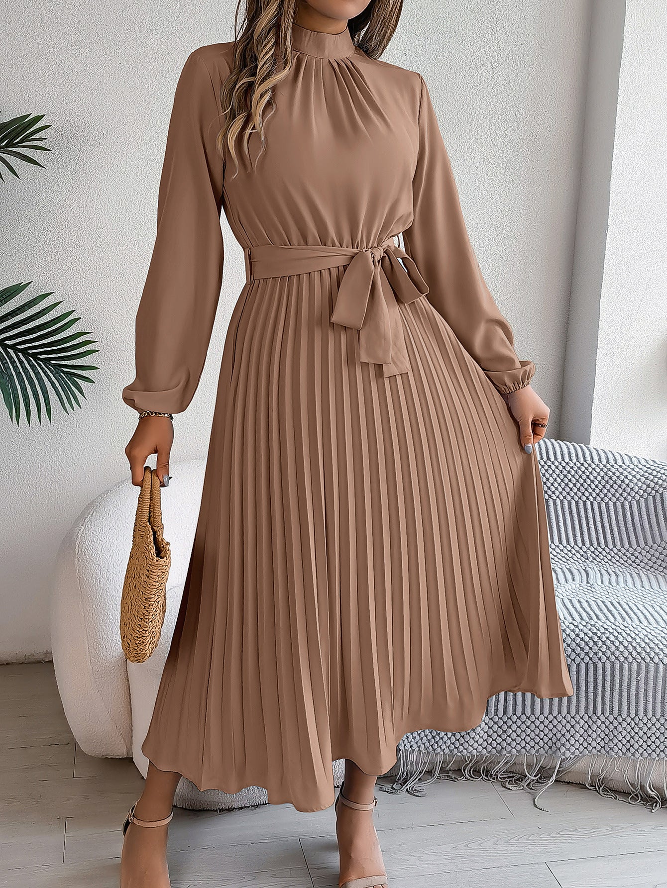 Robe longue plissée élégante à col montant