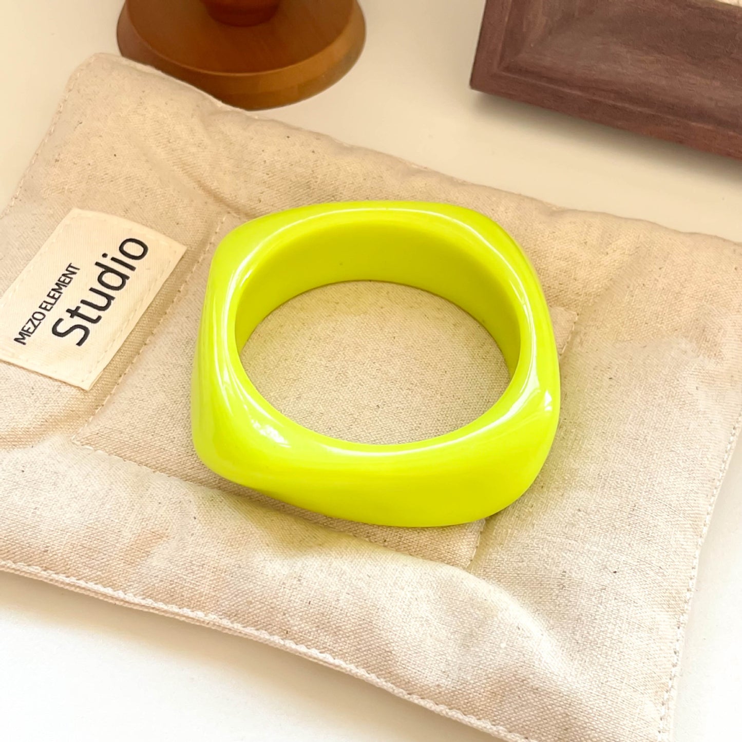 Bracelet géométrique irrégulier en résine pour femme