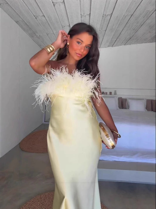 Robe de soirée élégante sans bretelles avec plumes cousues