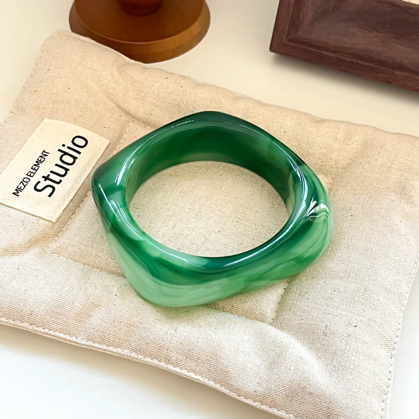 Bracelet géométrique irrégulier en résine pour femme