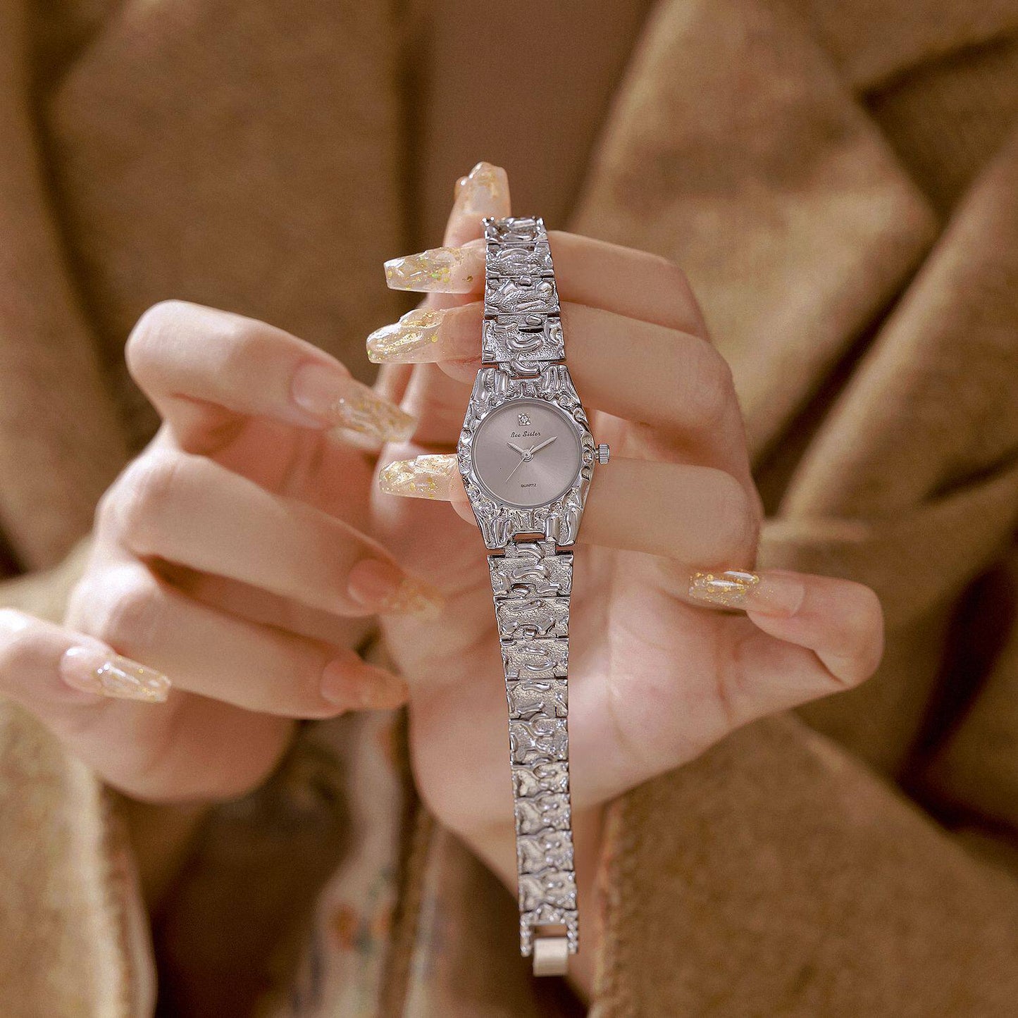 Montre quartz vintage pour femmes avec bracelet en alliage