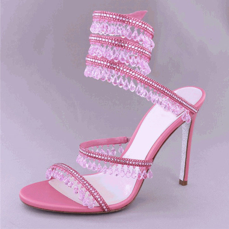 des chaussures à brides et bout ouvert pour défiler sur le podium