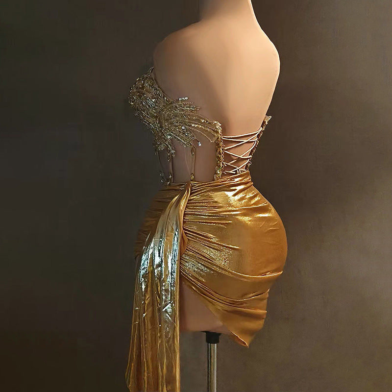 Robe courte sans bretelles avec chaîne en strass