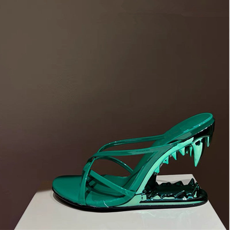 Sandales à talons en métal avec fang creux