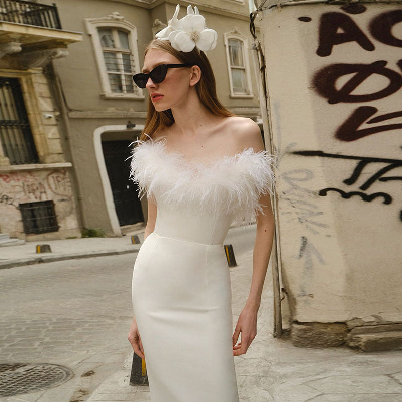 Robe moulante pour femme avec col en plumes