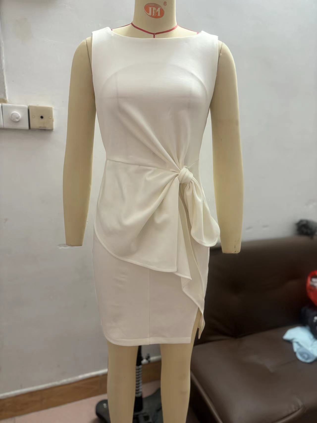 Robe sans manches avec gilet et nœud décoratif
