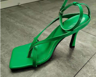 Chaussures :sandales à bout carré tendance
