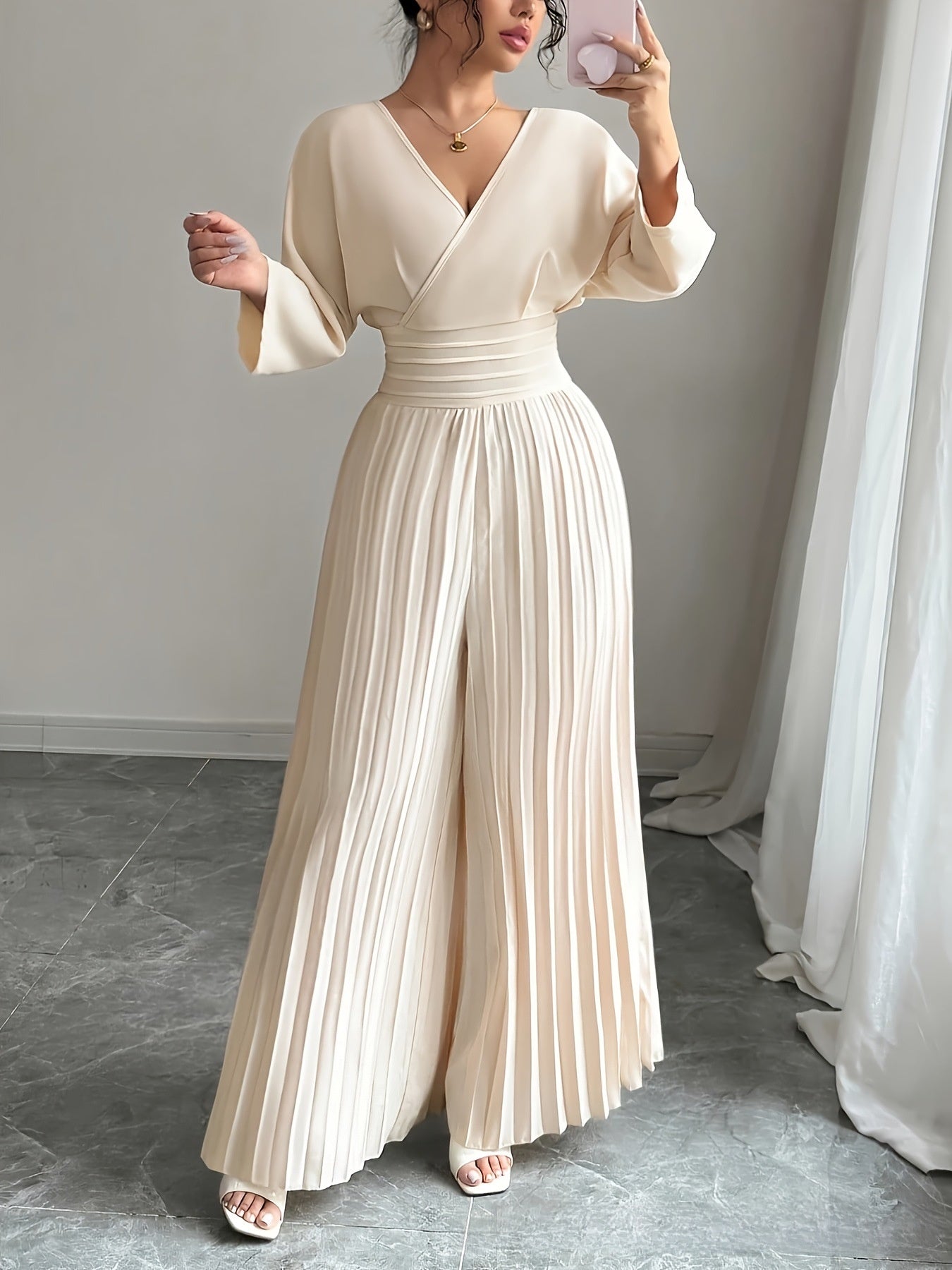 Combinaison élégante plissée à taille haute avec col en V