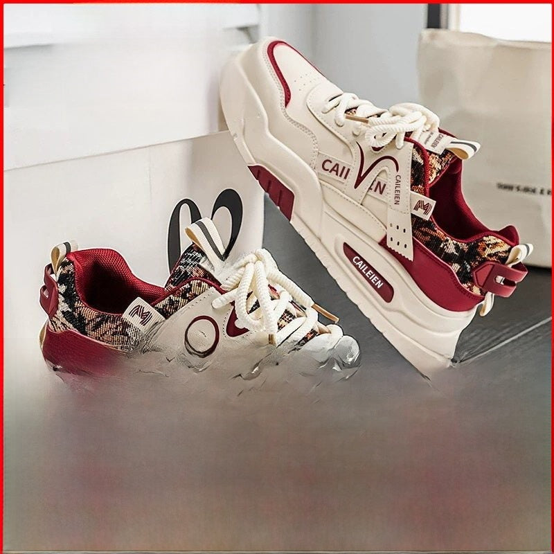 Petites chaussures blanches à semelle épaisse